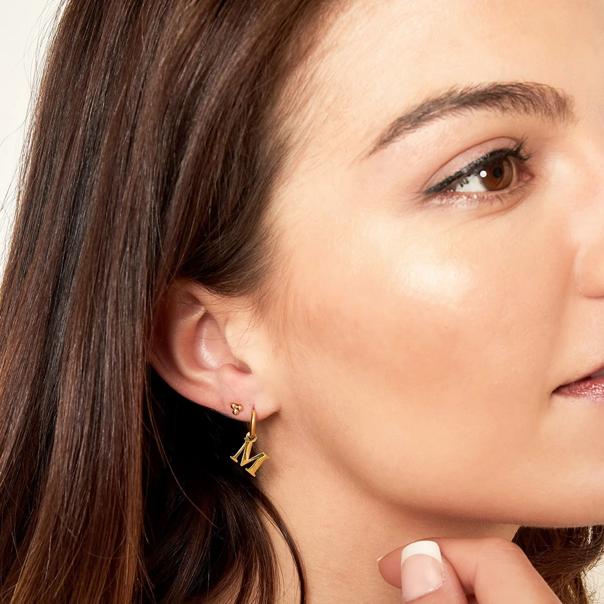 Simple Letter Ohrring | 18K Vergoldet – Bild 3