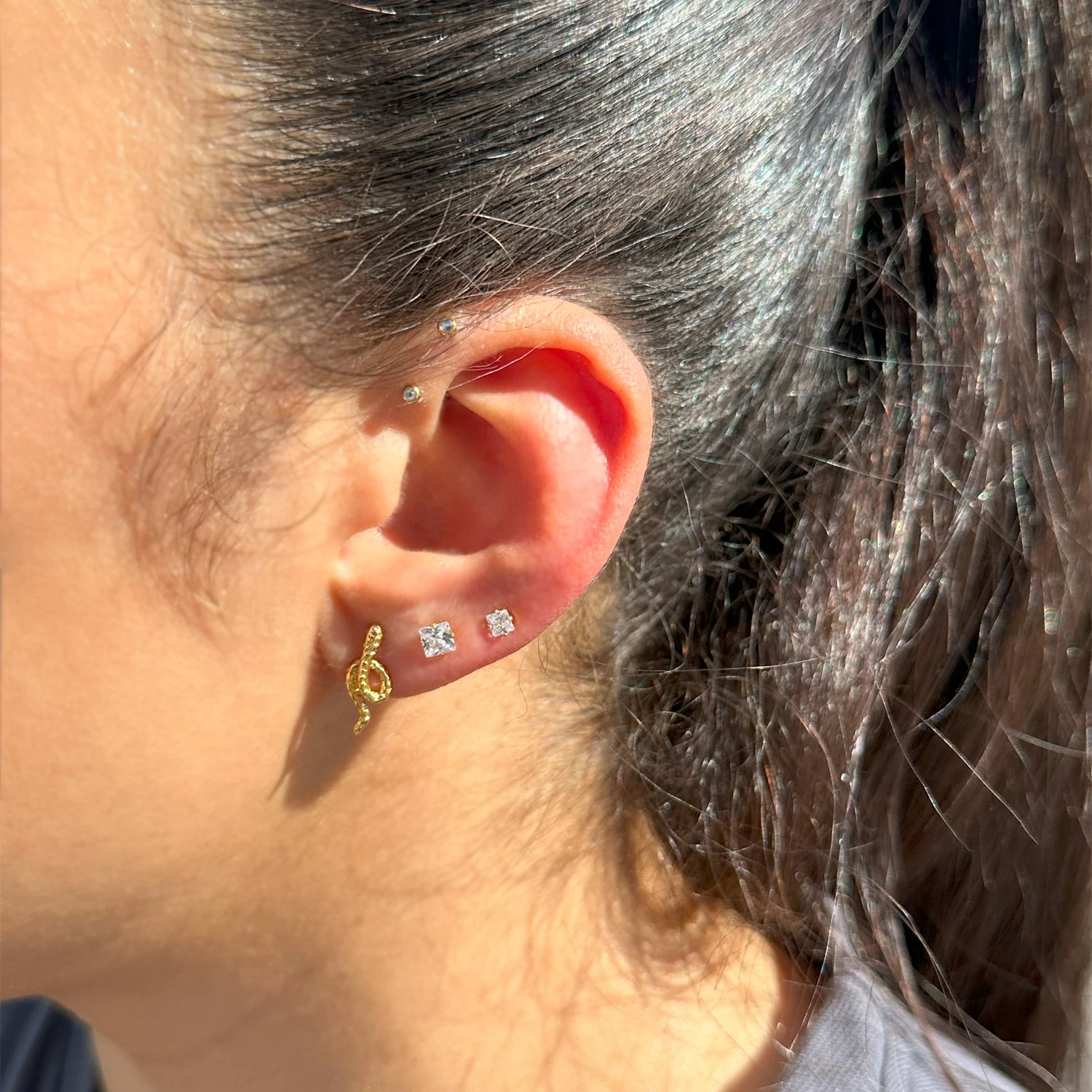 Looping Snake Ohrstecker | 18K Vergoldet – Bild 5