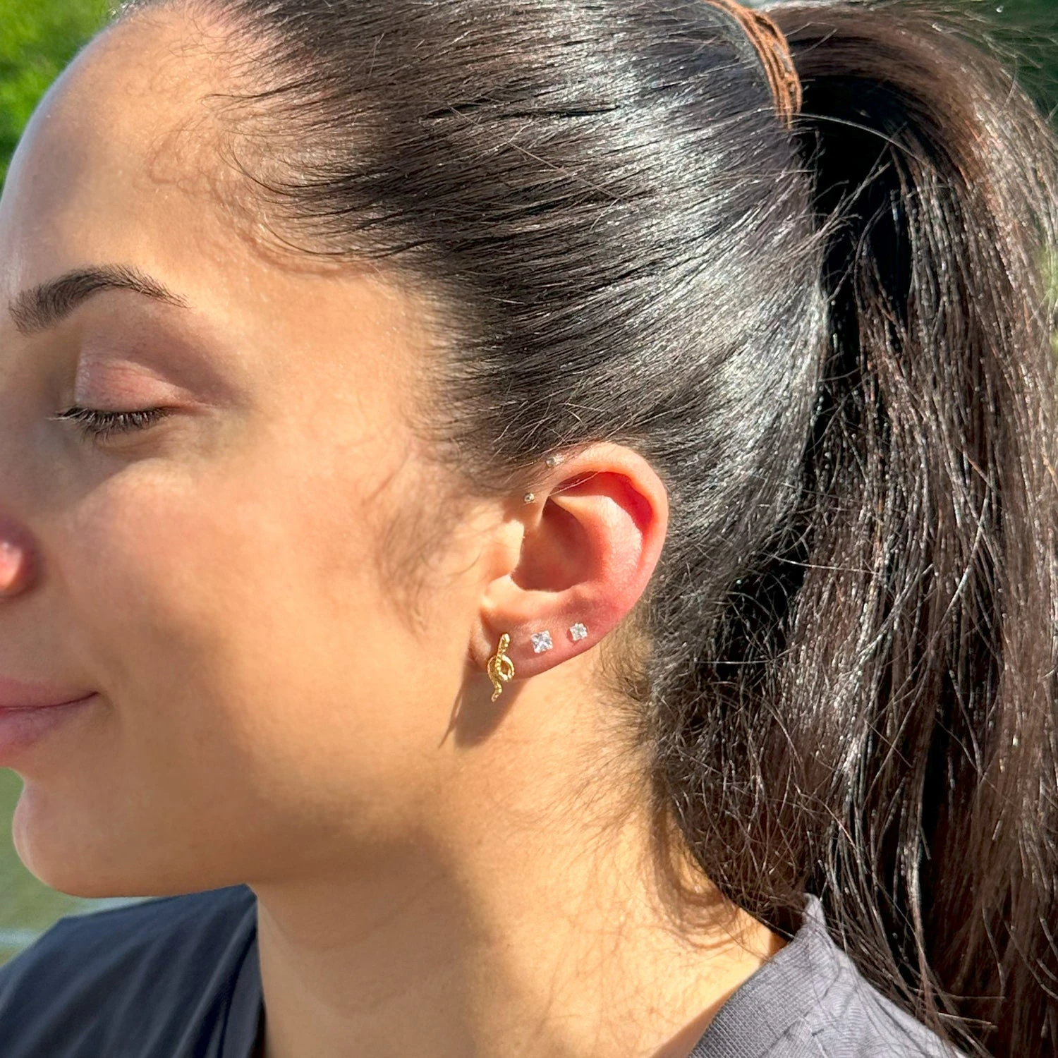 Looping Snake Ohrstecker | 18K Vergoldet – Bild 3