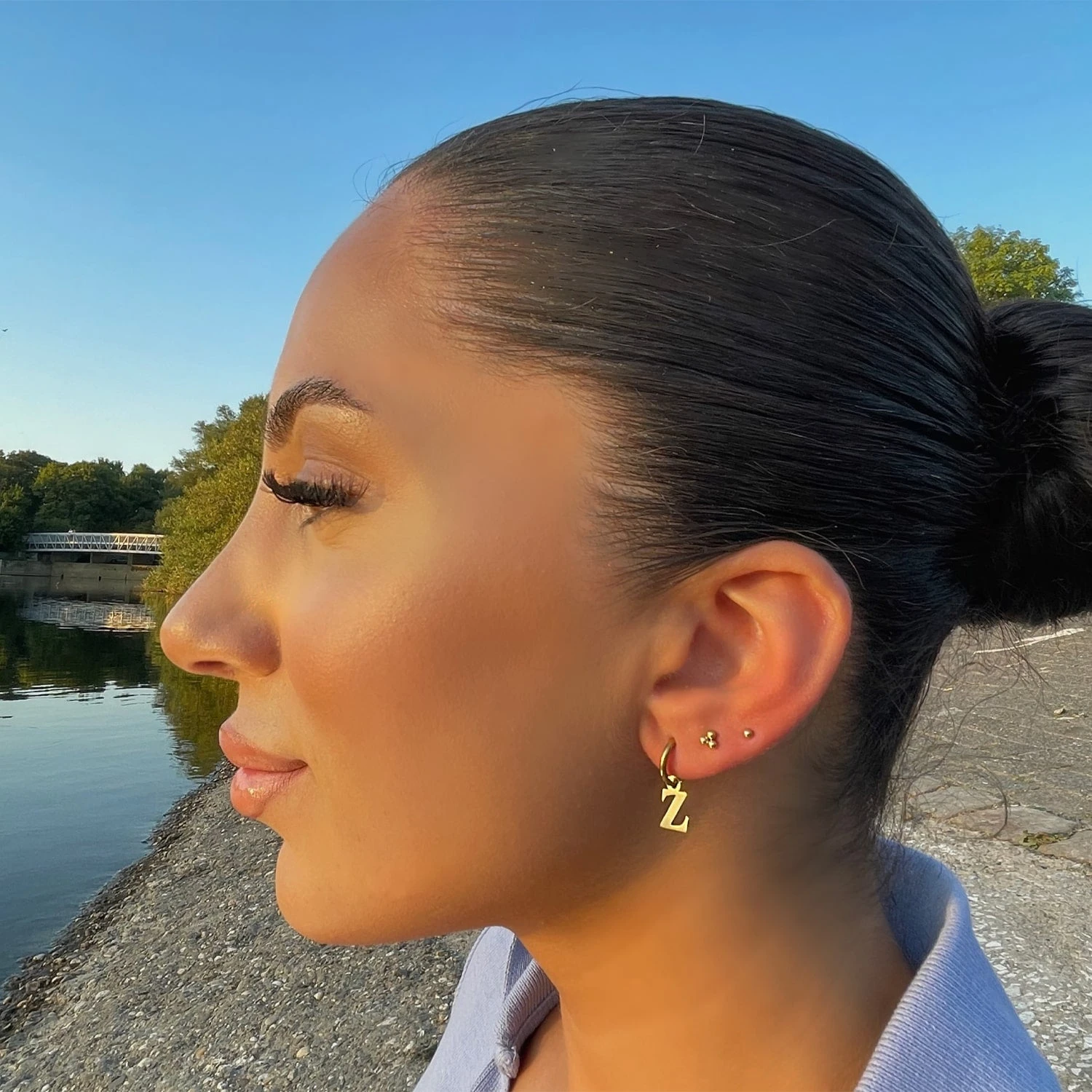 Simple Letter Ohrring | 18K Vergoldet – Bild 2